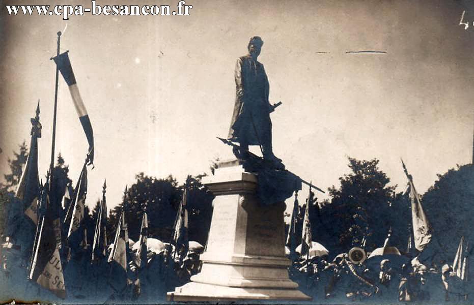 BESANÇON - Les Fêtes des 14 15 et 16 Août 1909 - Les Vétérans autour de la Statue du Général JEANNINGROS